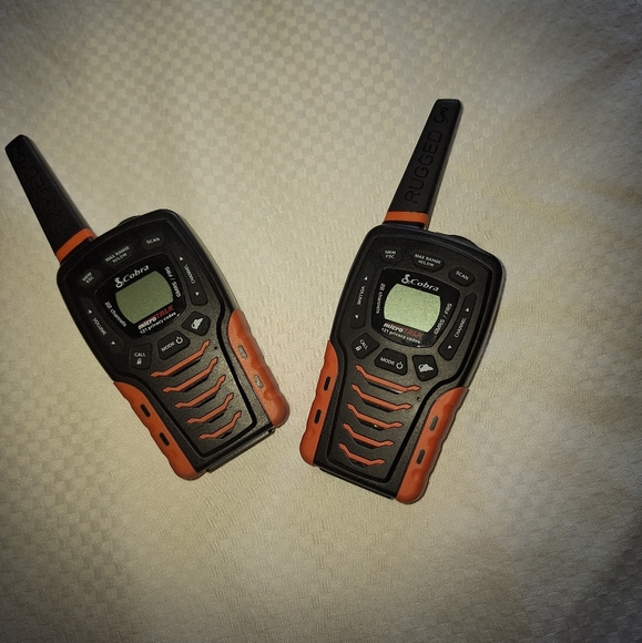 Cobra Rugged 15 mile walkie talkies - Picture 2 of 3
